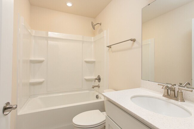 Building Photo - Beautiful 3 bedroom, 2.5 bath townhome in ...