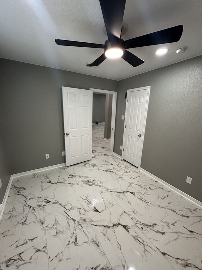 Building Photo - AVAILABLE NOW!!