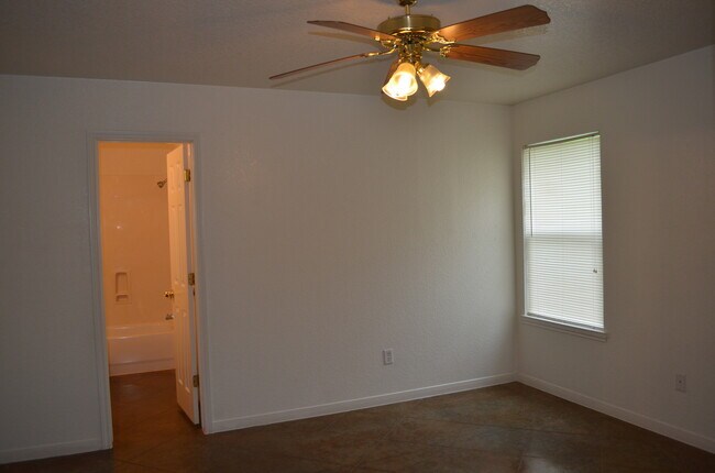 Building Photo - 501 Bonnie Dr