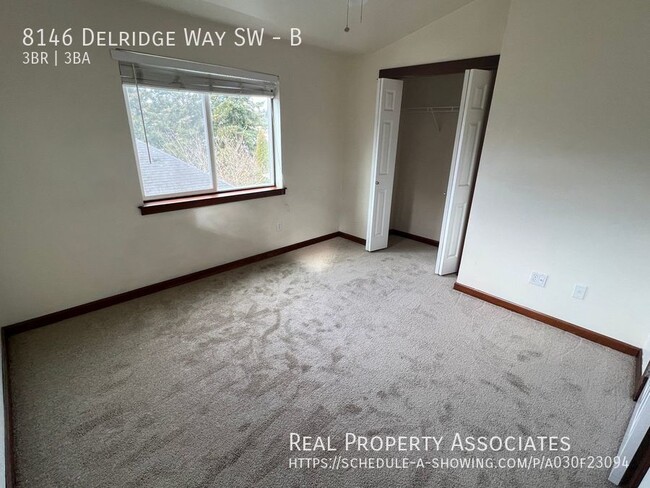 Building Photo - 3 Bedroom Townhome in Delridge