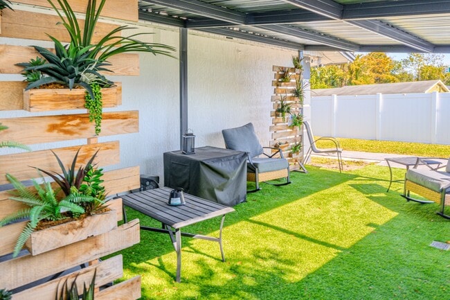 Building Photo - 1875 Williams Manor Ave