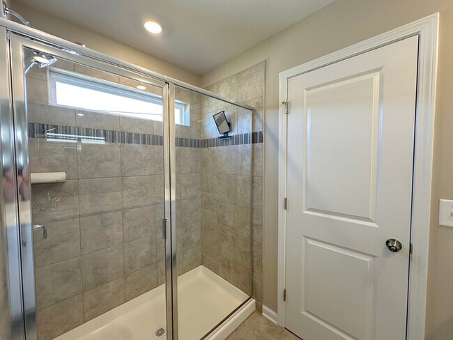 Building Photo - Spacious 4BR Home with Private Backyard Oasis