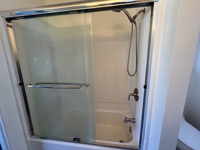 Building Photo - Duplex available in Little Saigon!