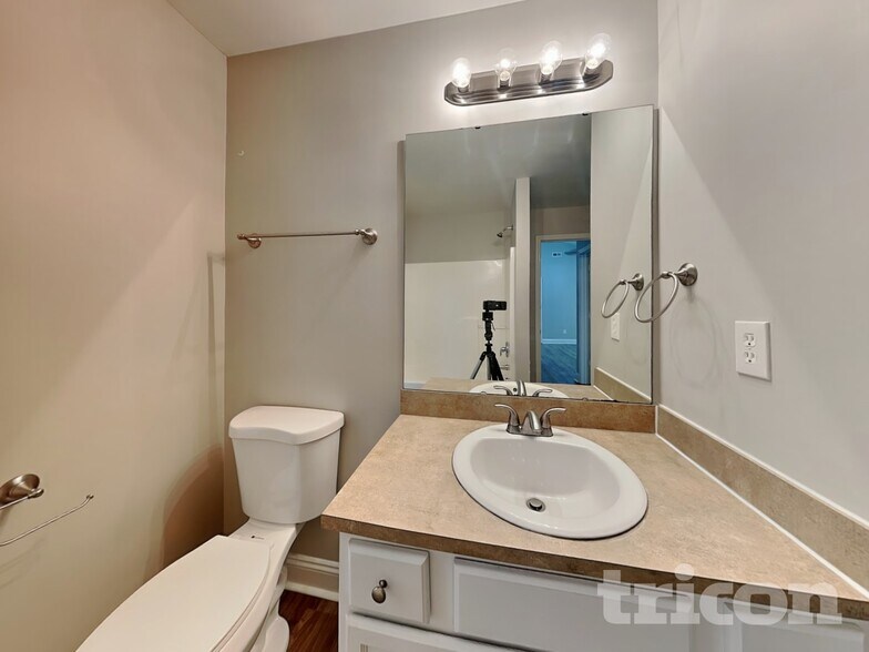 Building Photo - 821 Gore St