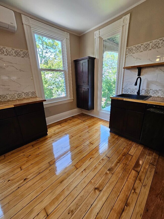 Building Photo - 764 Rock St