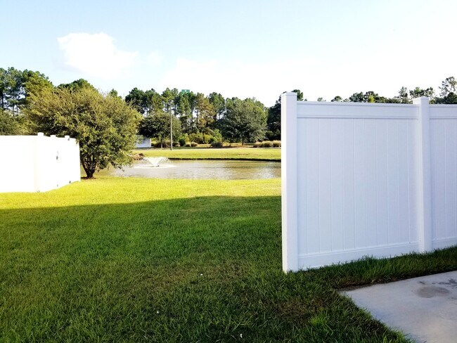Building Photo - Spacious 3 Bedroom 2.5 Bath Townhome with ...