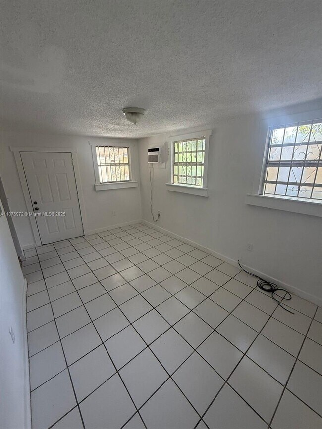 Building Photo - 1340 Peri St