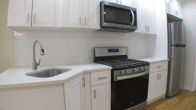 Building Photo - Garden 1.5-Bed/1-Bth Renovated Bed (1+ Off...
