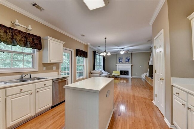 Building Photo - 2172 Woodbriar Dr