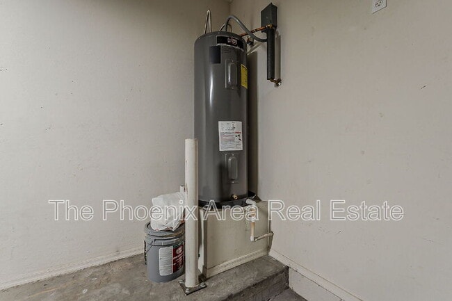 Building Photo - 885 S Osborn Ln