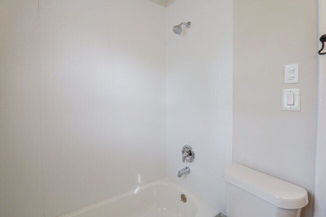 Building Photo - 3 BED 1 BATH! Schedule a tour today!