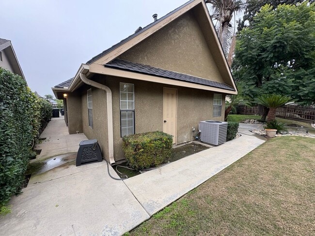 Building Photo - Entertainer delight rental home located in ''The Lakes'' subdivision Coming soon *Private Showing...