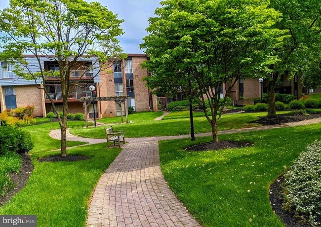 Building Photo - 10 Stonehenge Cir