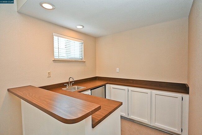 Building Photo - 933 Meadowvale Ct