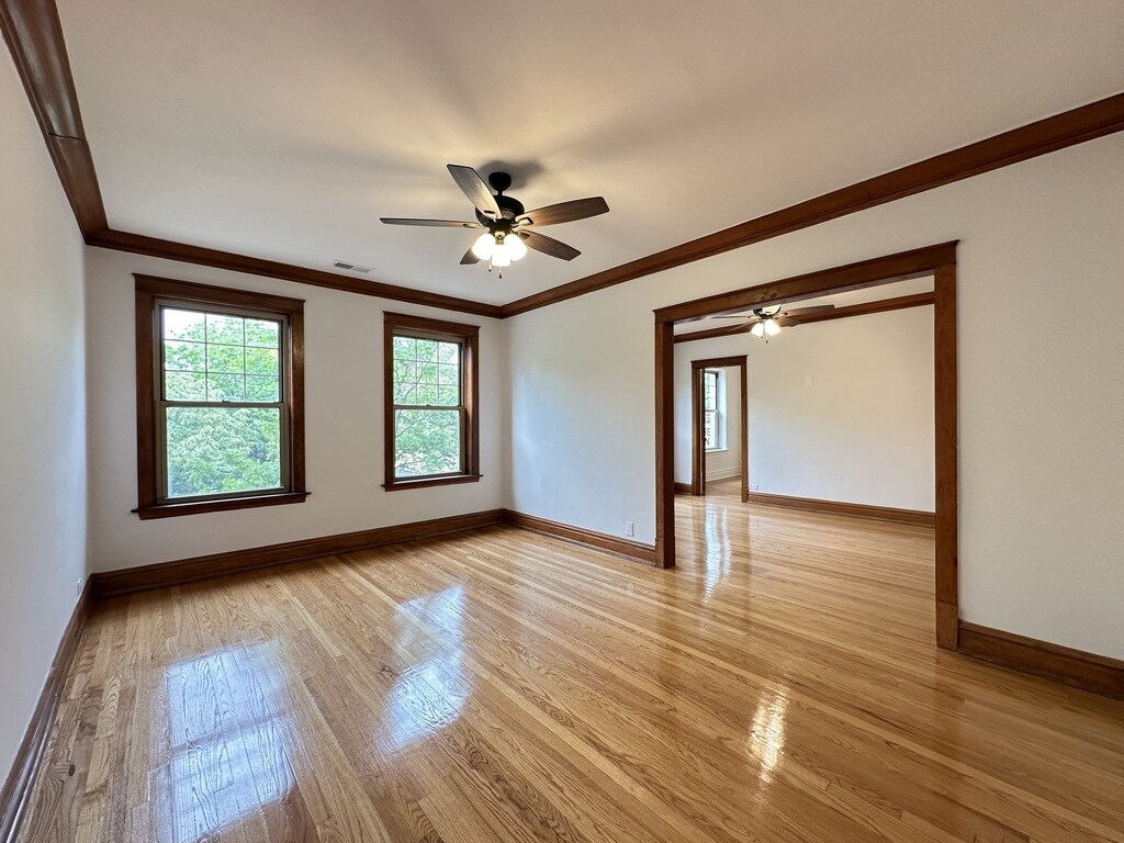 Building Photo - 2121 W Irving Park Rd