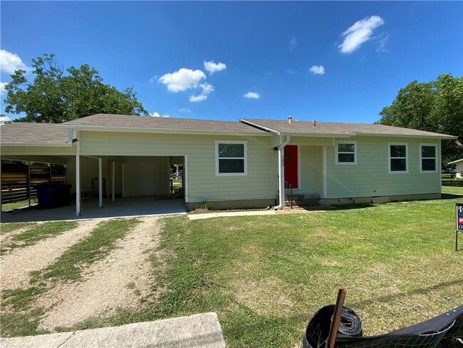 Building Photo - 102 E Live Oak St