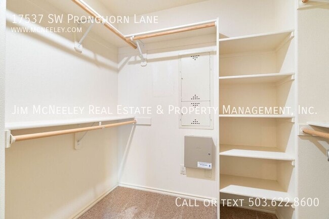 Building Photo - 17537 SW Pronghorn Ln