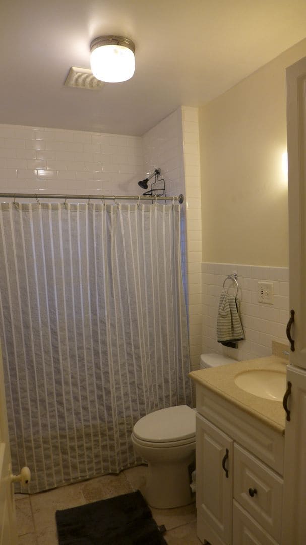 Building Photo - 136 Elgin Ave