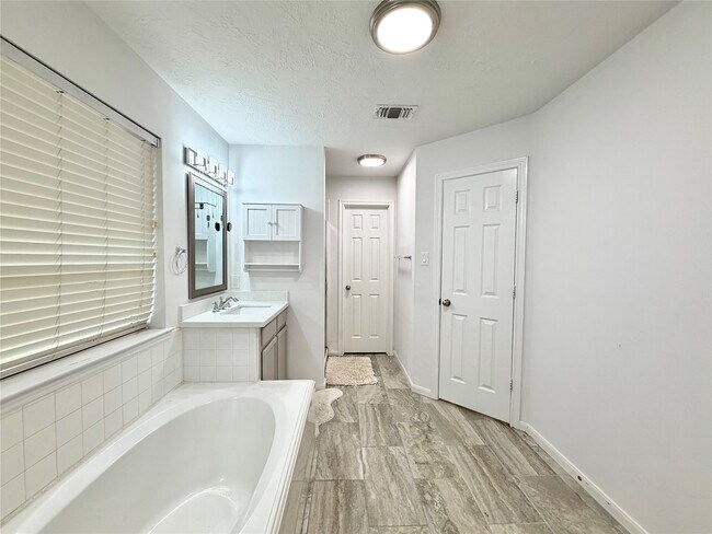 Building Photo - 3226 Candlepine Dr