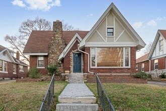 Building Photo - 871 University St