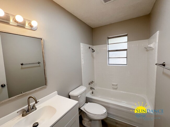 Building Photo - Charming 3 Bedrooms Home in Crestview, a must see at a great price!