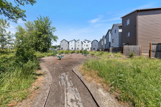 Building Photo - Charming 2-Bed with 2.5 Baths in Newberg