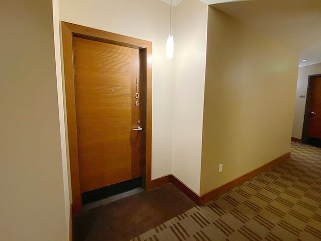Building Photo - Fantastic 11th Floor Westerly Condo with C...