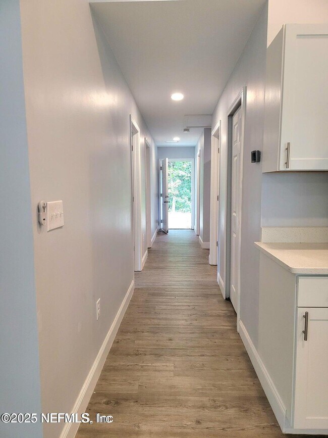 Building Photo - 1978 Solomon St