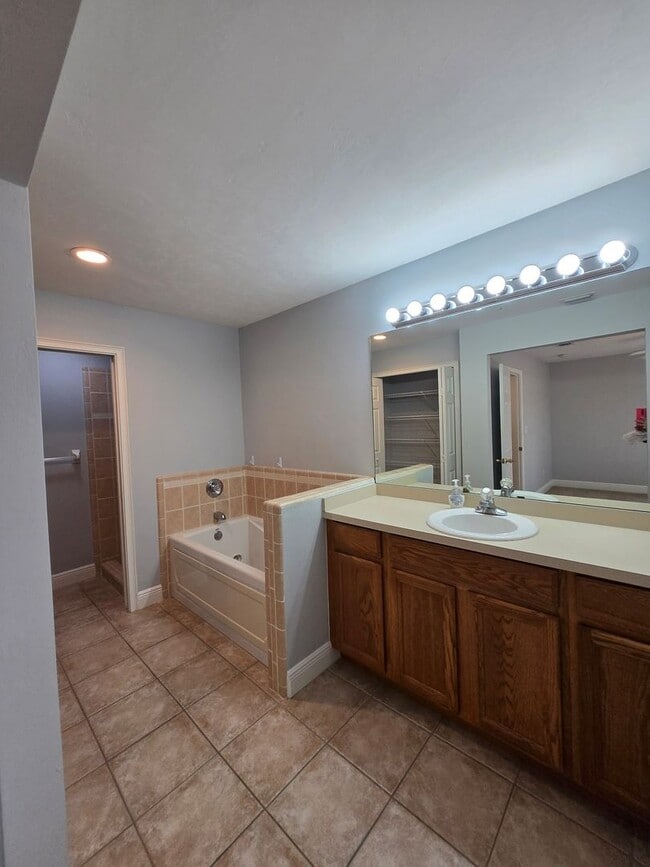 Building Photo - 3BR/3BA Two-Story Quad – Prime Location & Move-In Ready!