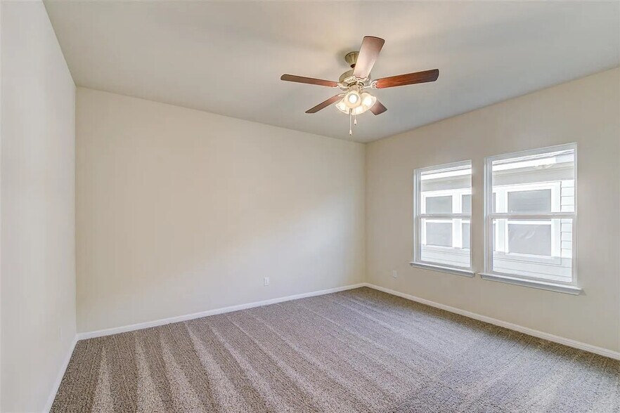Building Photo - Room in House on Spinnaker Loop