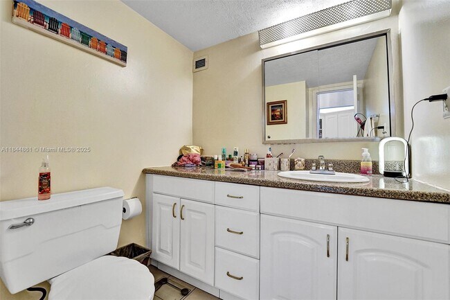 Building Photo - 3140 S Ocean Dr