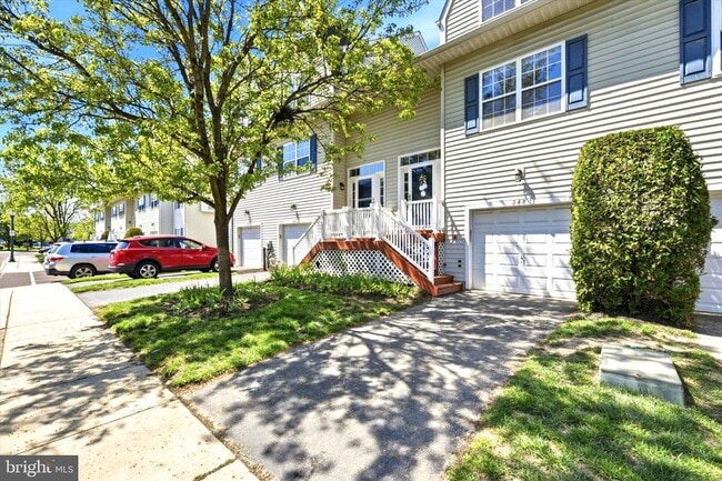 Building Photo - 248 Roosevelt Ave