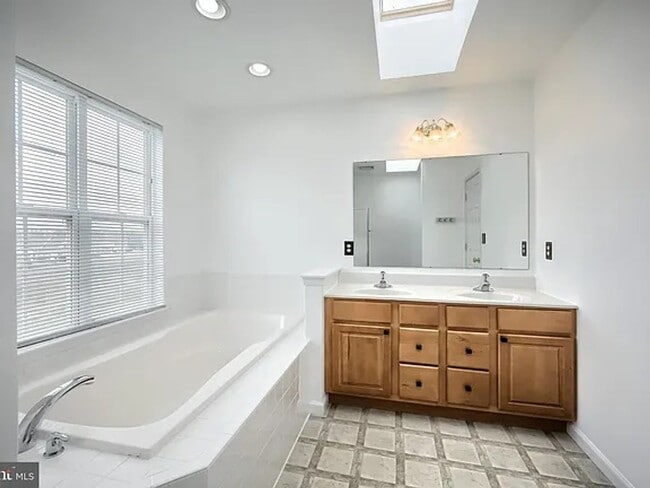 Building Photo - 1193 Ledge Dr