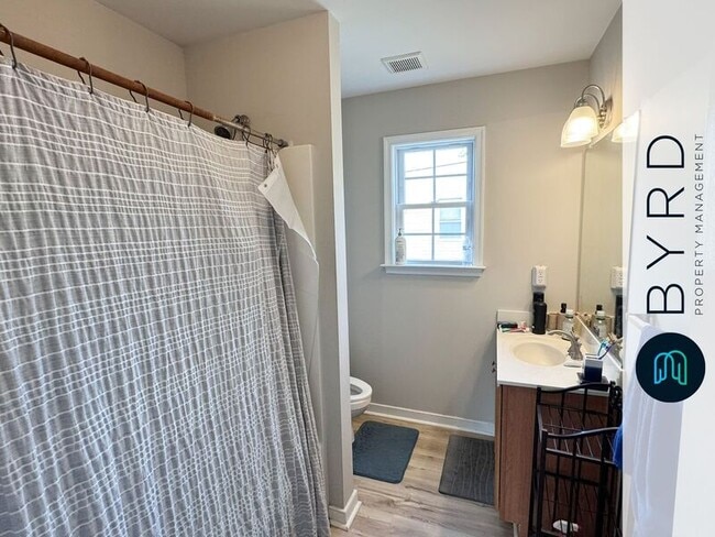 Building Photo - 115 E 14th St