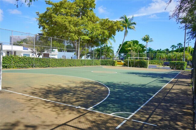 Building Photo - 1470 NE 123rd St