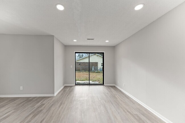 Building Photo - 165 Hummingbird Ave