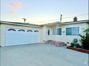 Building Photo - Front Home of Single Family Duplex in Gardena