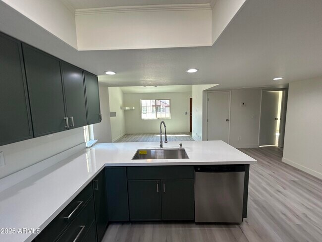 Building Photo - 2020 W Union Hills Dr