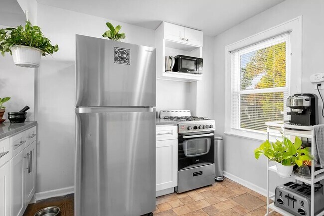 Building Photo - 248 Spruce St