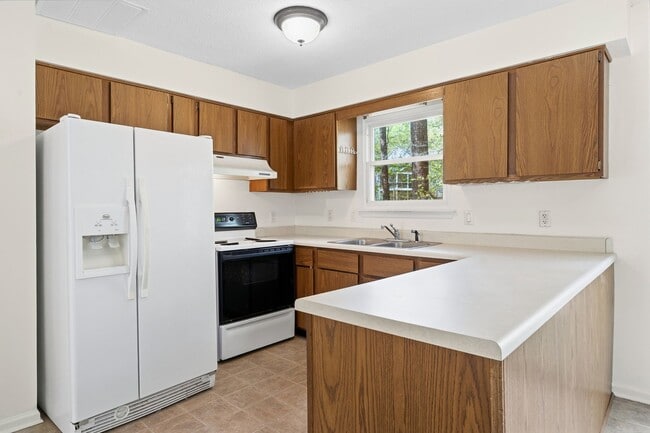 Building Photo - Fully Repainted 2be/1.5ba Duplex With Easy Access To The Highway