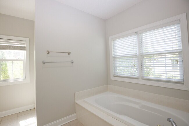 Building Photo - "Spacious 3-Bedroom Retreat with 3200 Sq Ft of Comfort in Seven Lakes!"
