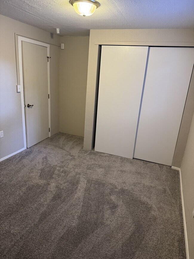 Building Photo - **PENDING**Beautiful 5 Bed 2 & 3/4 Bath home in Tacoma