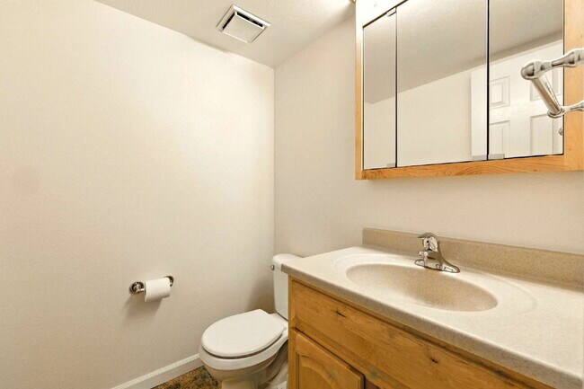 Building Photo - Gorgeous 3 Bed 2.5 Bath Townhome in Littleton!