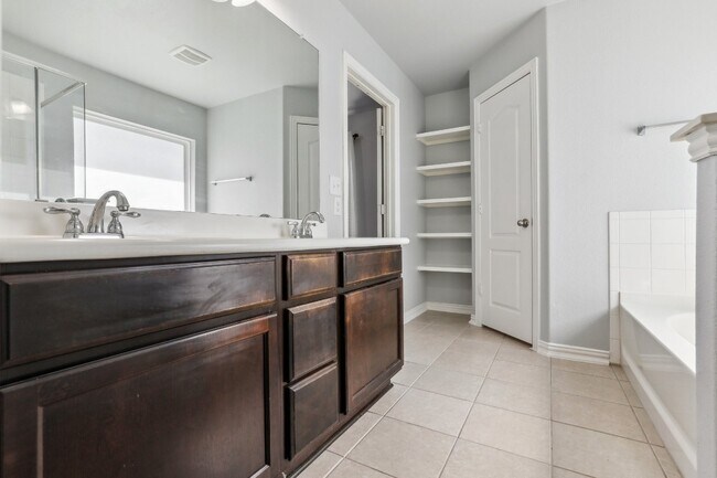 Building Photo - 1218 Rhonda Cove
