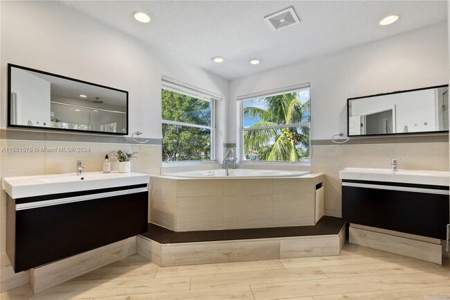 Building Photo - 926 Marina Dr