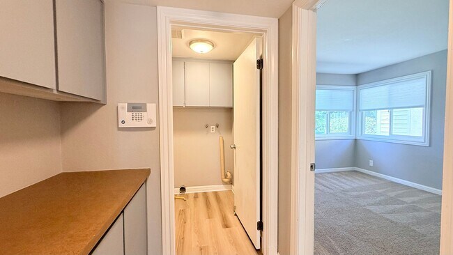 Building Photo - 750 N Paradise Valley Ct