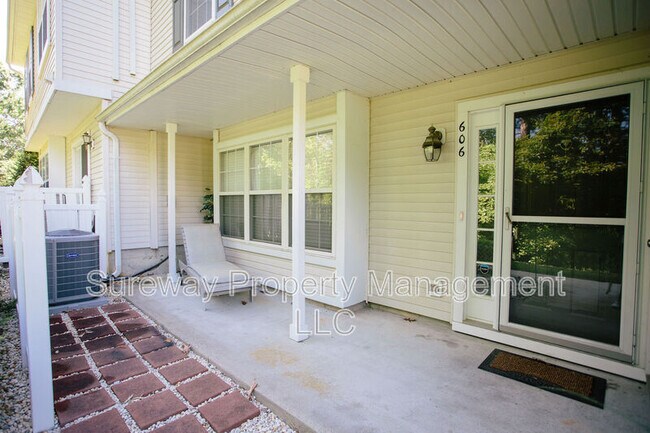 Building Photo - 606 Tanglewood Dr
