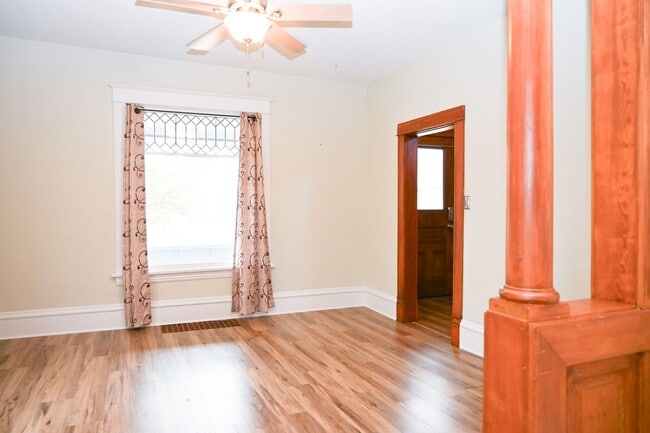 Building Photo - Gorgeous 3 Bed 1 Bath Home! Updated Applia...