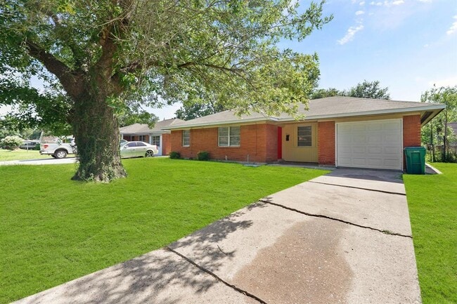 Primary Photo - 2206 Hickory Ln