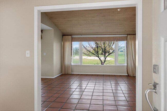 Building Photo - 1525 Fairway Dr